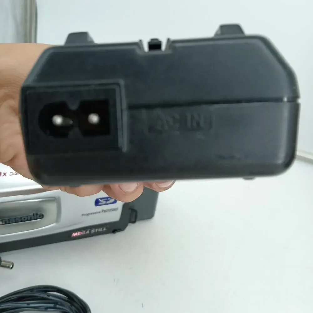 (P) Panasonic PV-DV102D MiniDV Palmcorder Camcorder Tested w/ AC Adapter